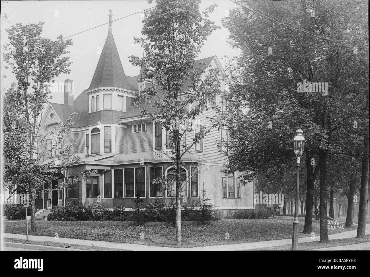 Cette image représente une maison située sur Laurel Avenue West dans le comté de Hennepin, mettant en valeur l'architecture résidentielle de la région. Banque D'Images