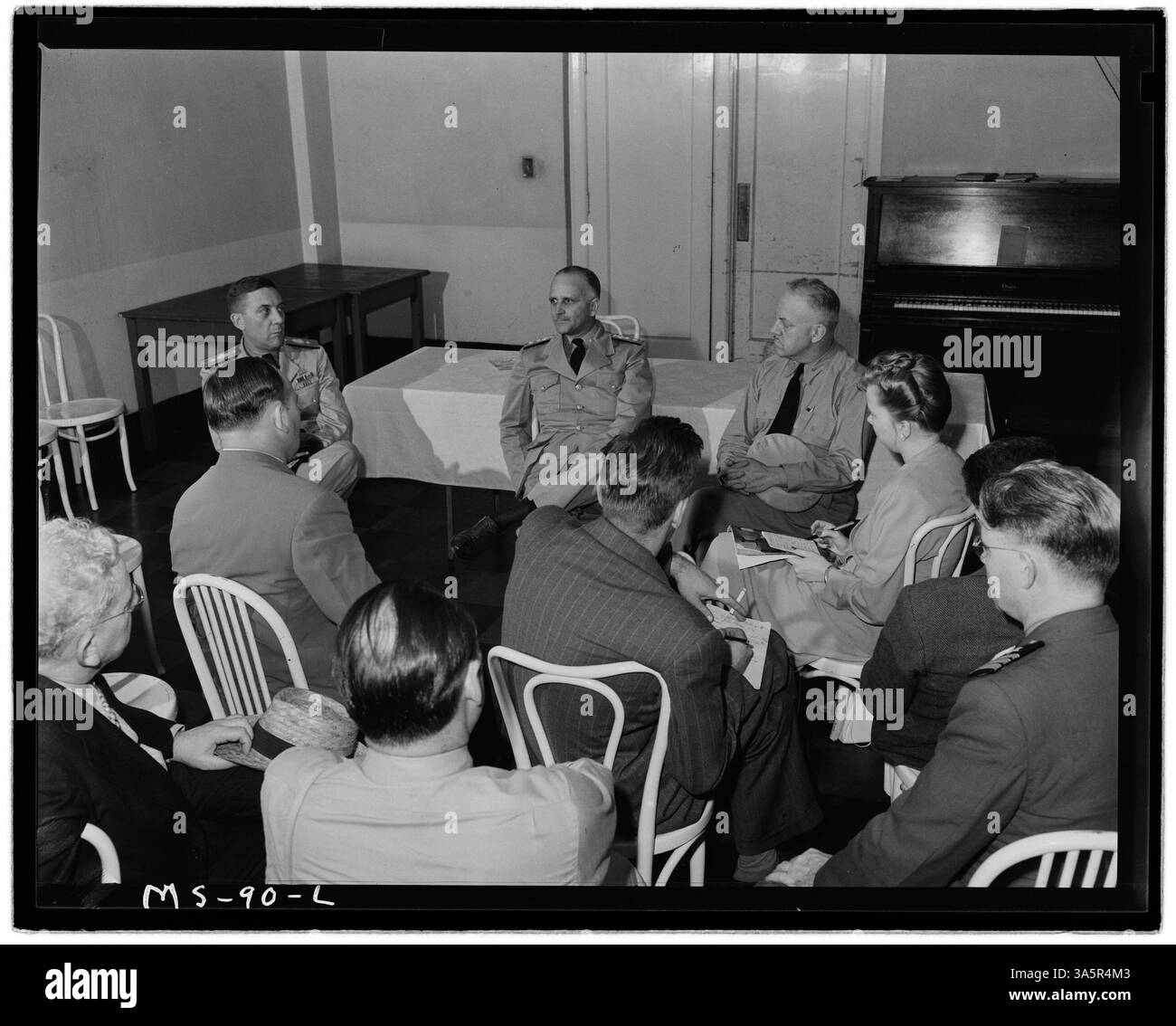Une conférence de presse à Morgantown, en Virginie-occidentale, avec le contre-amiral Joel T. Boone et son personnel, discutant de questions importantes liées à la santé et à la sécurité minières. Banque D'Images
