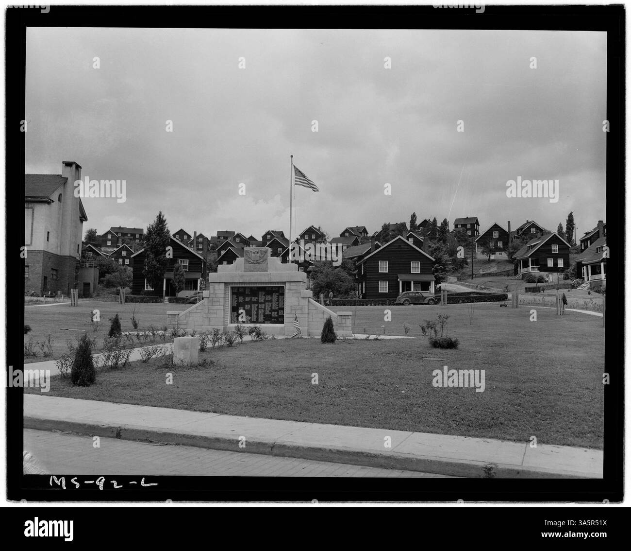 Un monument aux anciens combattants de la seconde Guerre mondiale est exposé près du logement de la compagnie à la mine Nemacolin de Buckeye Coal Company dans le comté de Greene, en Pennsylvanie. Archives nationales. Banque D'Images