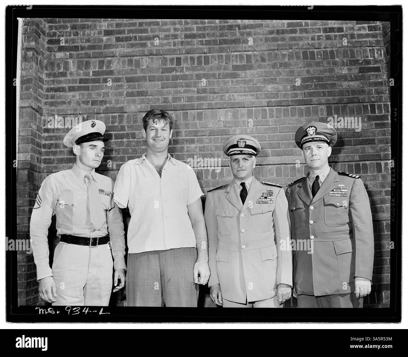 Une photographie du Sgt. A. L. Holland, Maurice Britt, le contre-amiral Joel T. Boone, et le commandant John H. Balch à Fort Smith, Arkansas, tous des personnalités militaires notables. Banque D'Images
