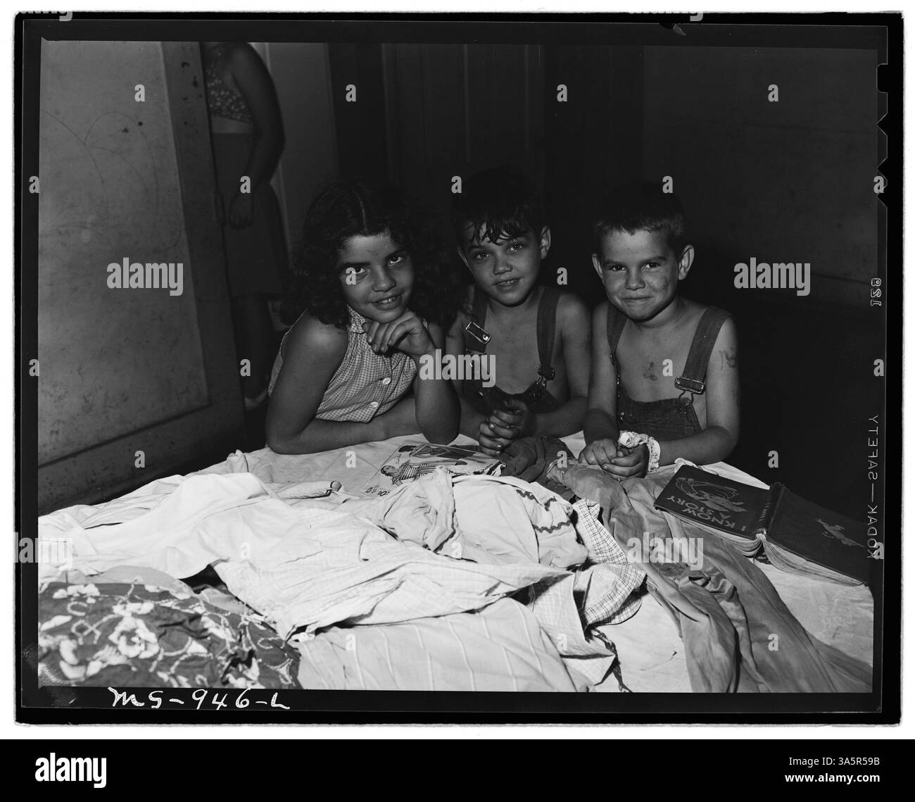 Cette image représente trois enfants de A. J. Donaldson, mineur à la mine Edgewater de la Tennessee Coal, Iron & Railroad Company à Birmingham, en Alabama. Ils vivent dans des logements d'entreprise fournis aux familles des mineurs. Banque D'Images