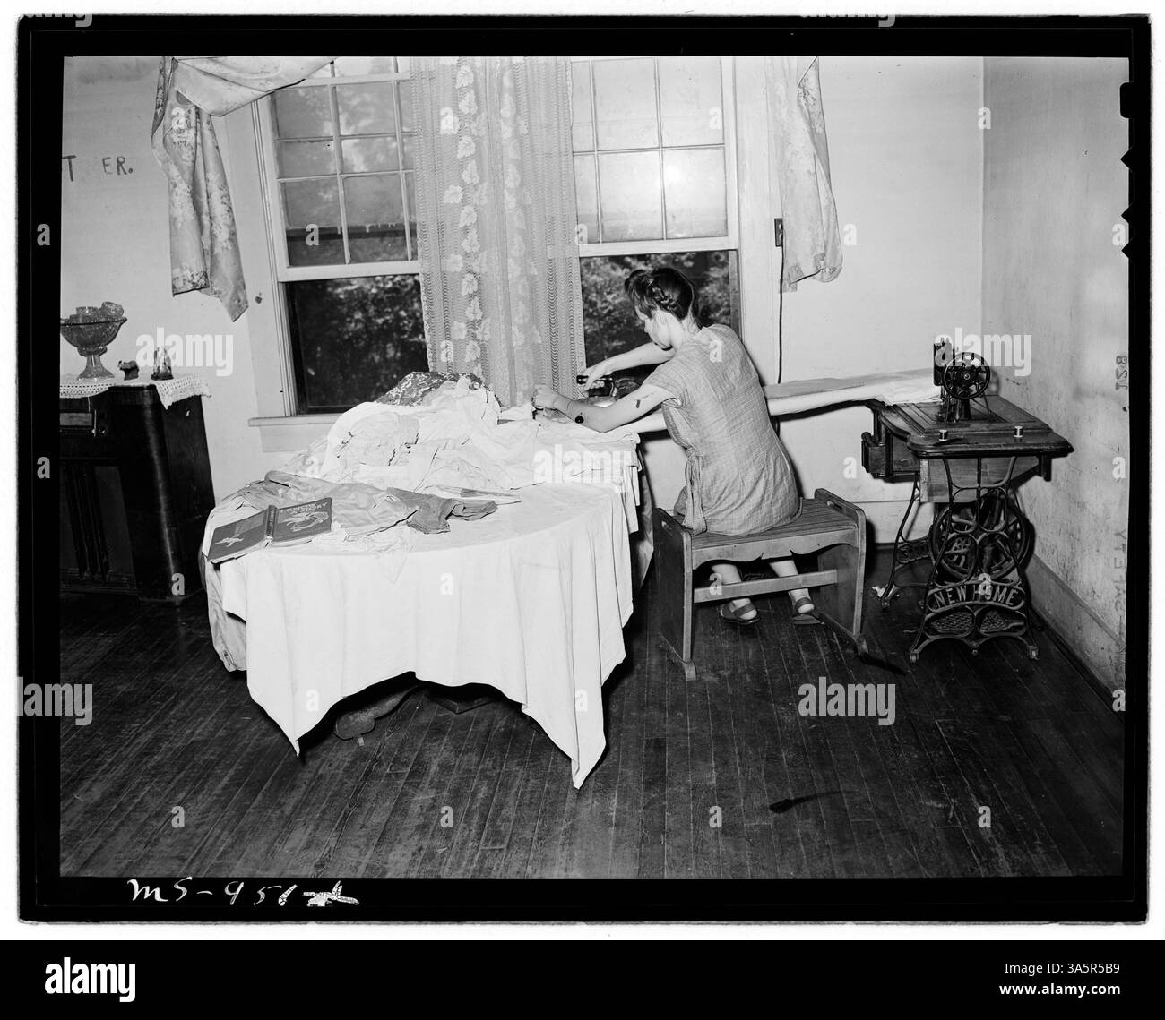 Un parent du mineur A. J. Donaldson aide avec les tâches de lessive ménagère à leur domicile près de la mine Edgewater, Birmingham, Alabama. Banque D'Images