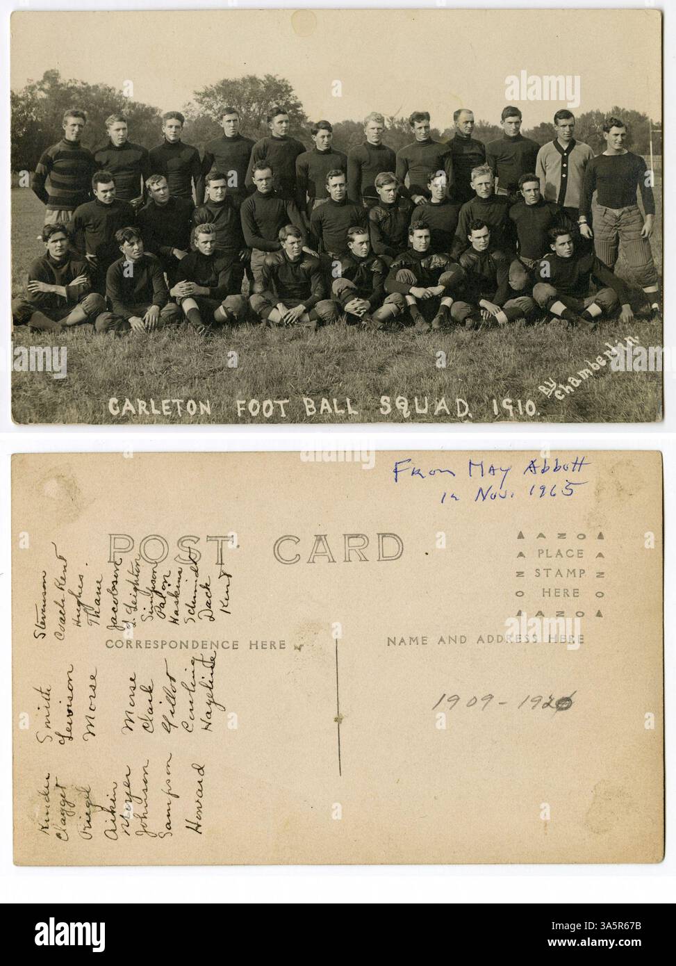 L'équipe de football du Collège Carleton de 1910 est représentée sur une photo posée, avec les noms des joueurs inscrits au verso de la carte postale. La note manuscrite date la photographie de novembre 1965 et souligne l'héritage de l'équipe au collège. Banque D'Images