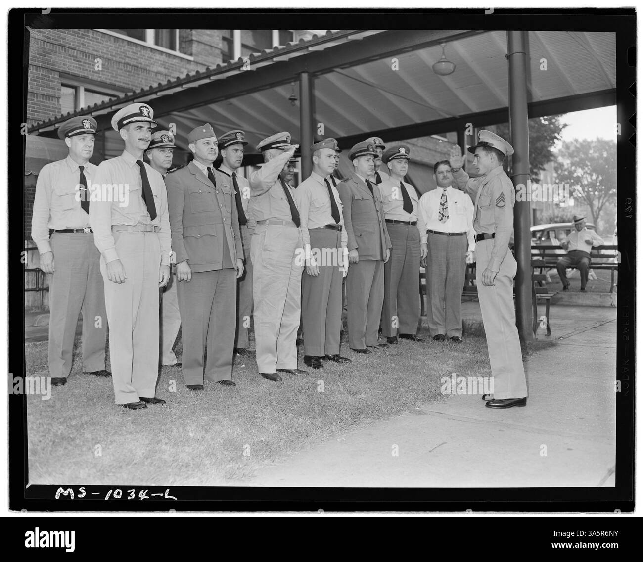 Le contre-amiral Joel T. Boone rend un salut du S/Sgt. A.L. Holland, corps des Marines, qui sert d'officier de l'amiral pendant son temps dans la région de Fort Smith. Banque D'Images