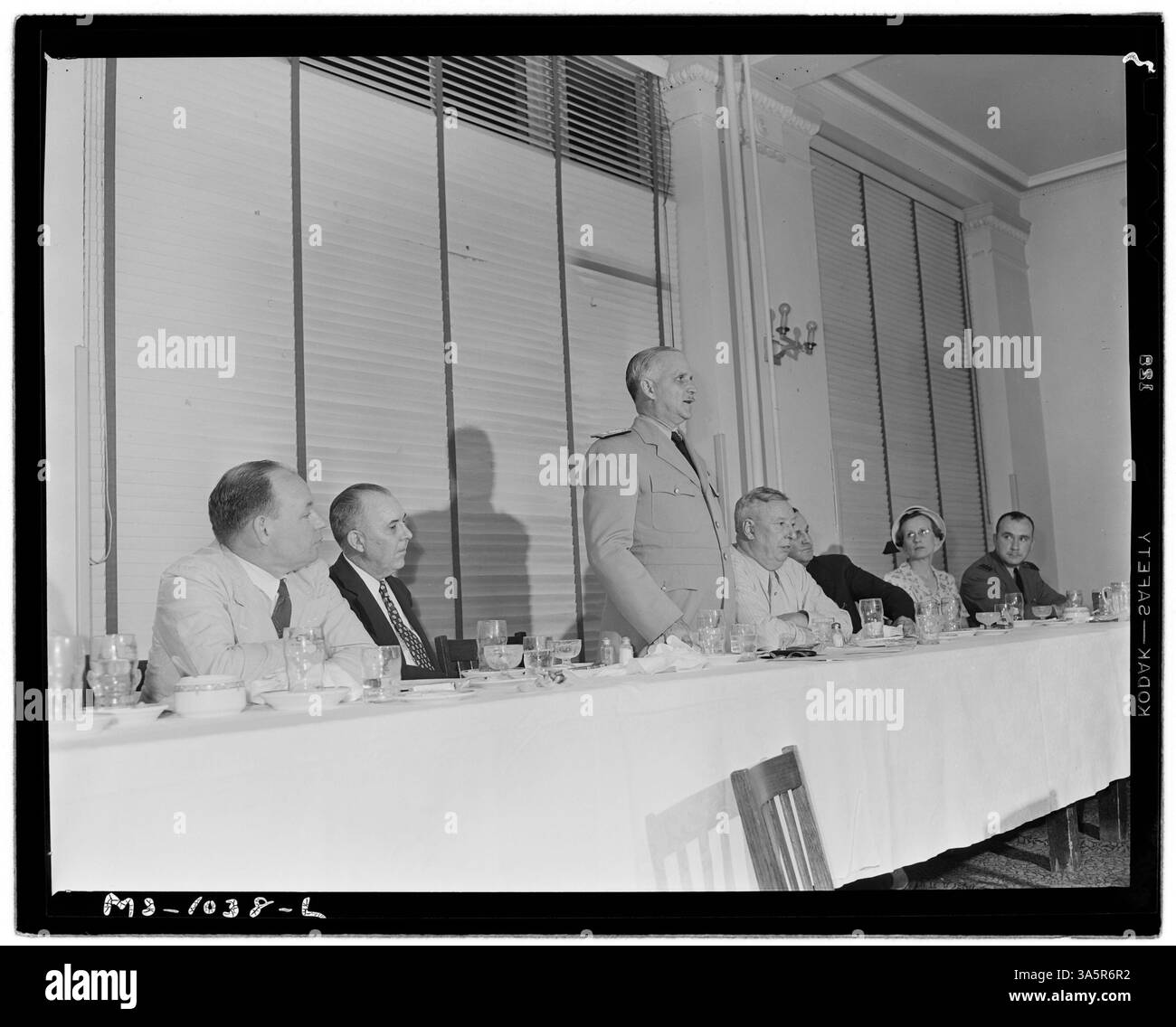 Le contre-amiral Joel T. Boone s'adresse à un dîner organisé par les opérateurs charbonniers de l'Oklahoma & Arkansas à Fort Smith, Arkansas, en présence de personnalités clés de l'industrie charbonnière. Banque D'Images