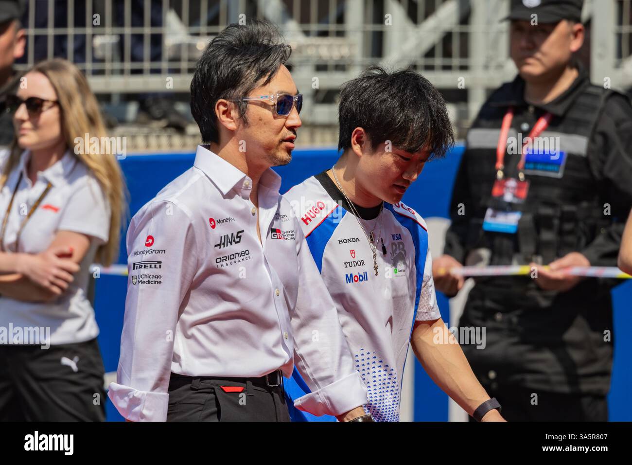Circuit international de Shanghai, Shanghai, Chine le 23. Mars 2025 ; Yuki Tsunoda et Ayao Komatsu lors du Grand Prix de Chine de formule 1 crédit : Jay Hirano/AFLO/Alamy Live News Banque D'Images