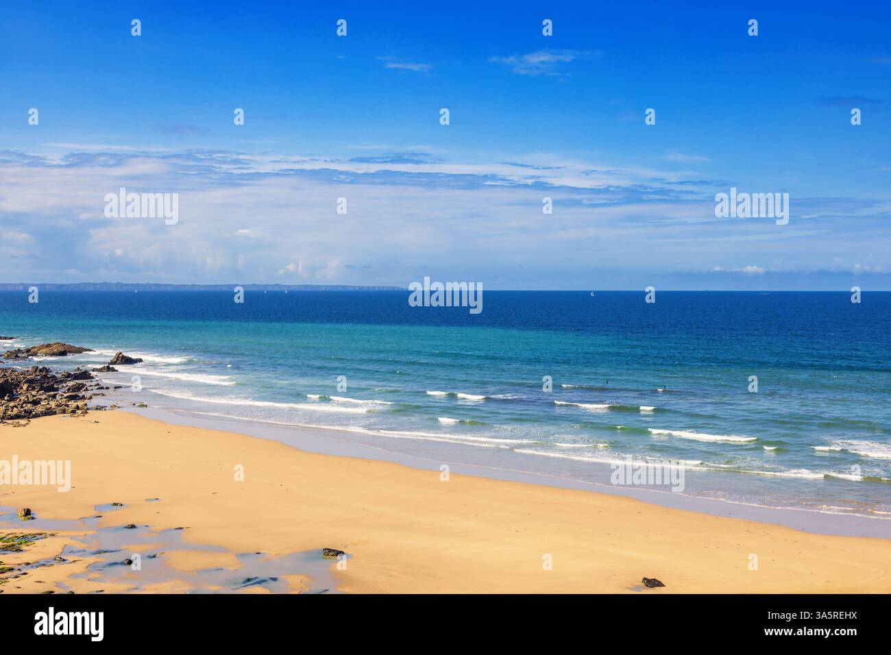 Vue aérienne sur une plage de sable avec des vagues brisantes et une vue sur l'horizon Banque D'Images