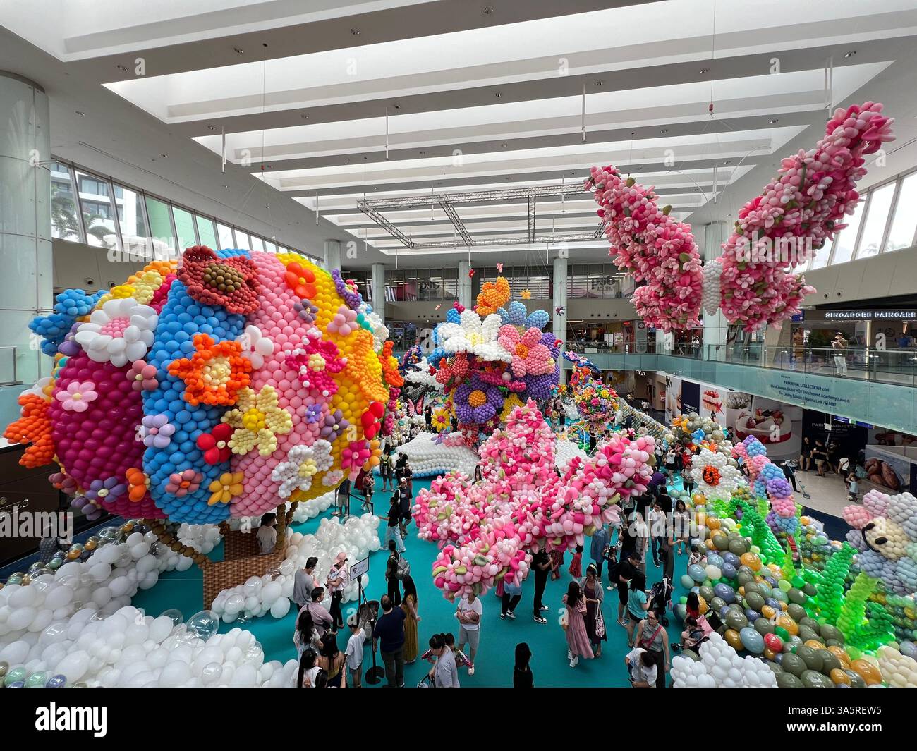 Vue large de l'exposition Balloon Wonderland, belle installation. Les visiteurs peuvent expérimenter la décoration de concept de design artistique. Singapour. Banque D'Images