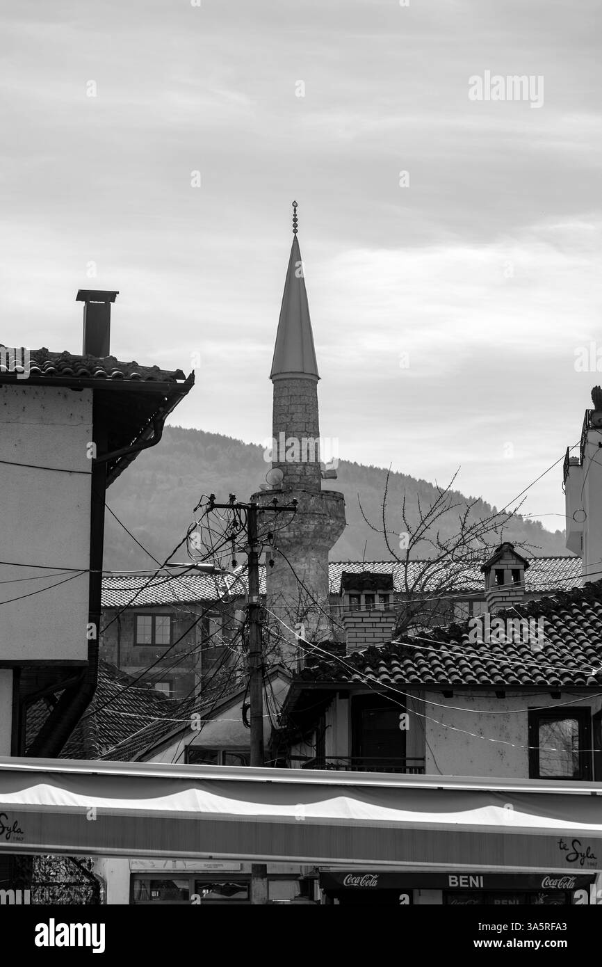 Prizren, Kosovo - 6 février 2024 : architecture ottomane traditionnelle et vue générale sur la rue à Prizren, la deuxième plus grande ville du Kosovo. Banque D'Images