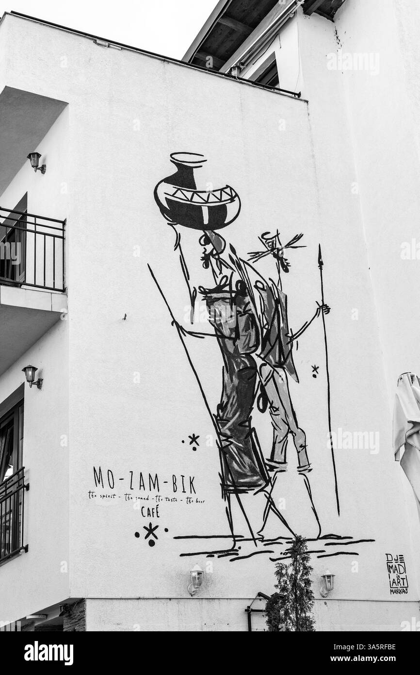 Prizren, Kosovo - 6 février 2024 : architecture ottomane traditionnelle et vue générale sur la rue à Prizren, la deuxième plus grande ville du Kosovo. Banque D'Images