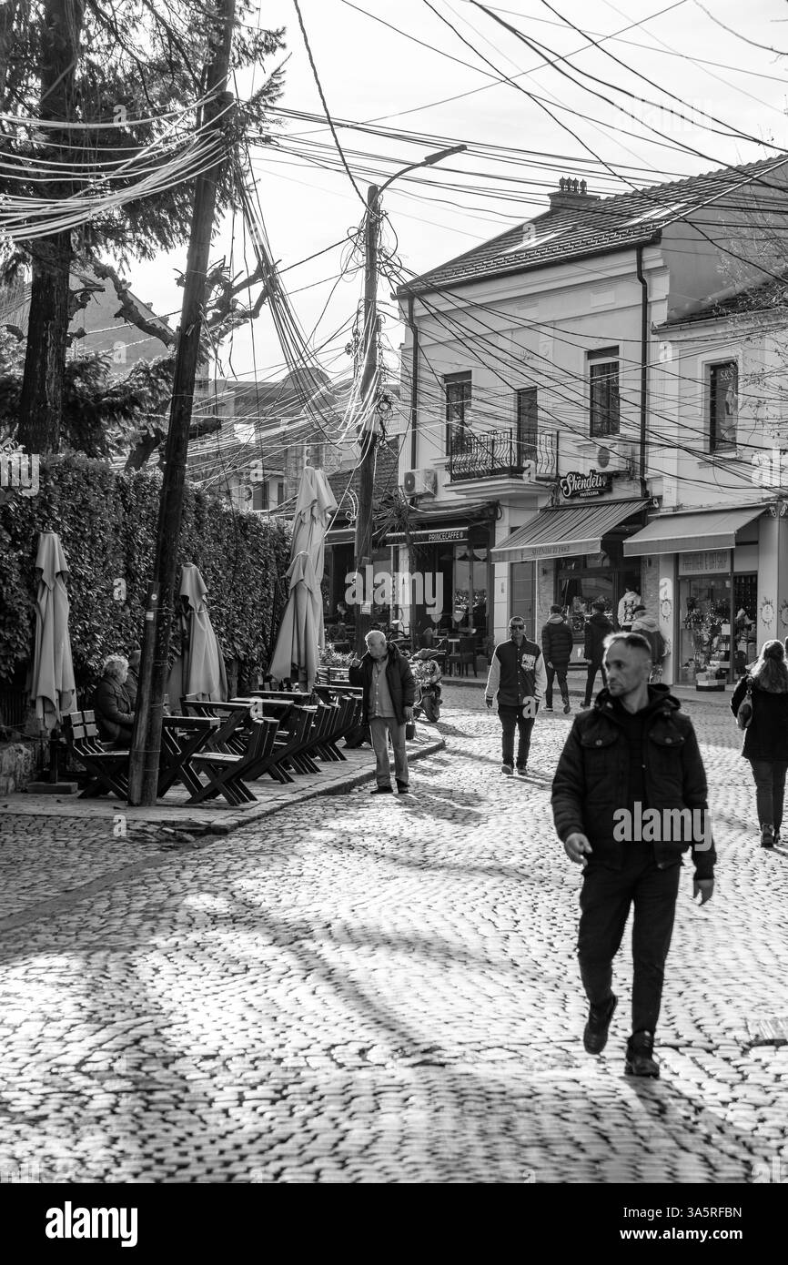 Prizren, Kosovo - 6 février 2024 : architecture ottomane traditionnelle et vue générale sur la rue à Prizren, la deuxième plus grande ville du Kosovo. Banque D'Images