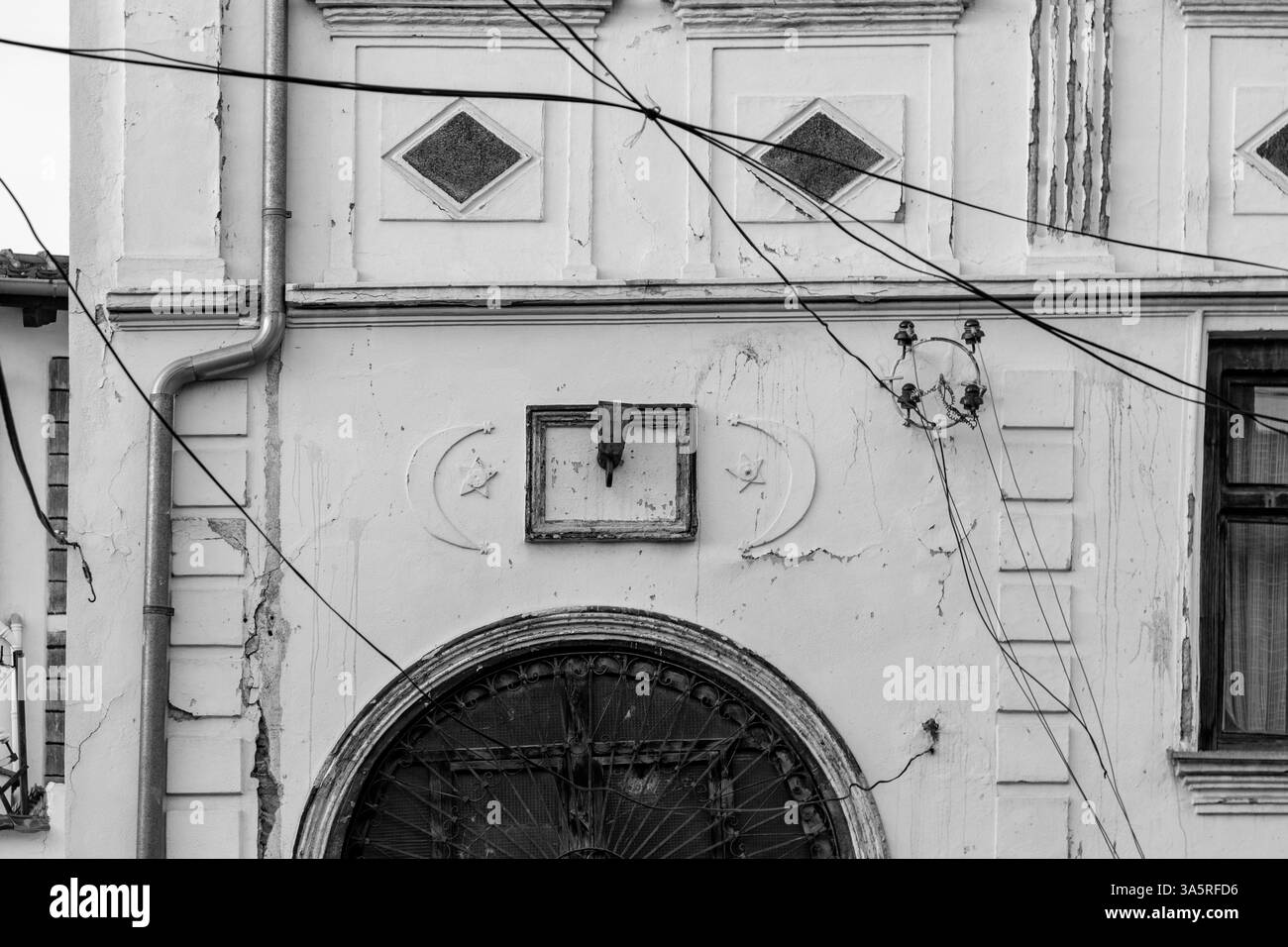 Prizren, Kosovo - 6 février 2024 : architecture ottomane traditionnelle et vue générale sur la rue à Prizren, la deuxième plus grande ville du Kosovo. Banque D'Images