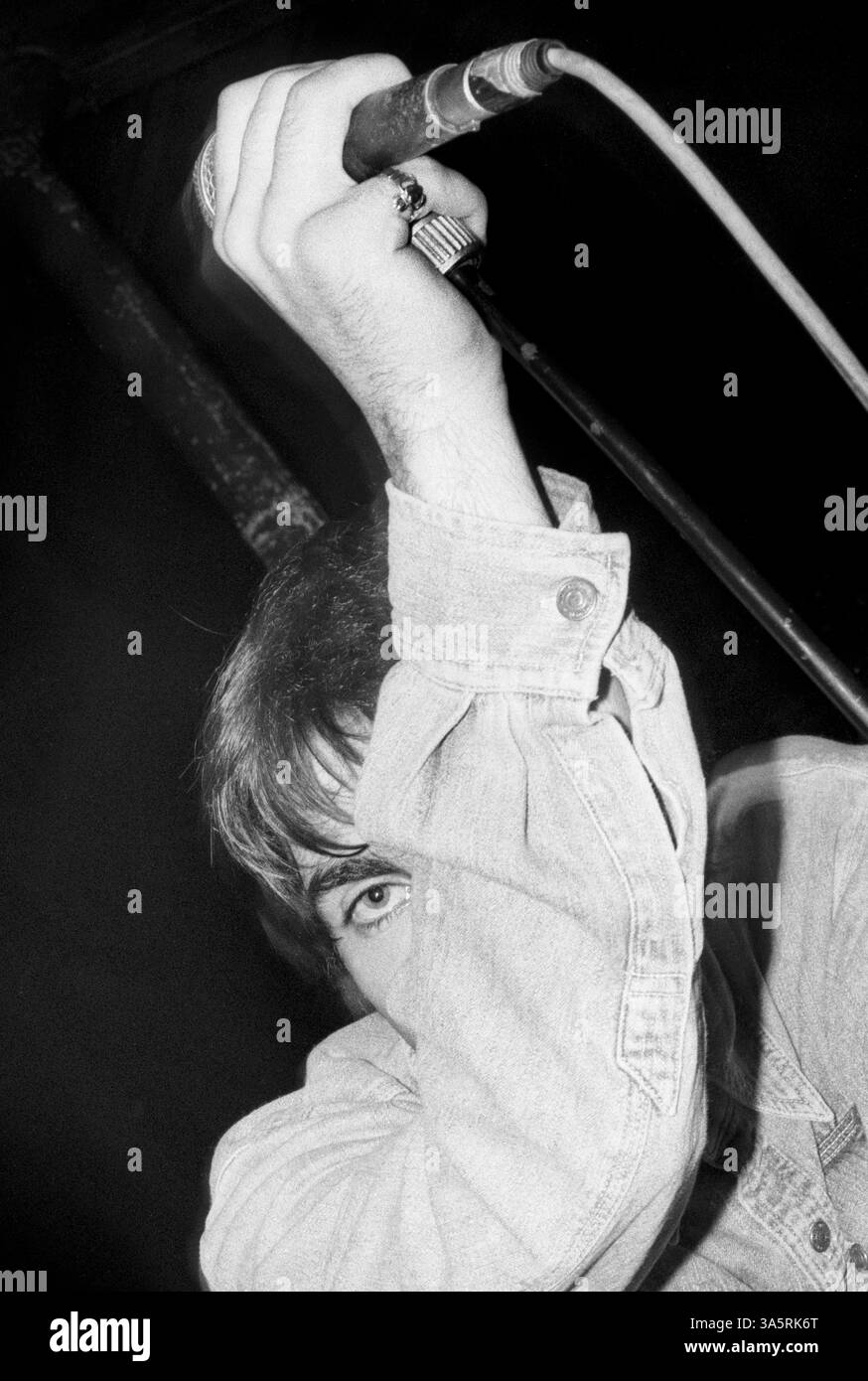 OASIS, PREMIÈRE TOURNÉE NATIONALE, 1994 : Liam Gallagher d'Oasis au Fleece and Firkin à Bristol, Angleterre, mars 30 1994. Lors de ce premier concert, le groupe légendaire joue en soutien à un autre groupe indépendant appelé Whiteout. Photographie : Rob Watkins. INFO : en 1994, Oasis fait irruption sur la scène musicale britannique avec son premier album Defined Maybe, redéfinissant la Britpop avec de l’énergie brute et des chansons anthémiques. Menés par les frères Liam et Noel Gallagher, leur attitude, leur swagger et leurs hits comme Live Forever en ont fait des icônes instantanées du rock. Banque D'Images