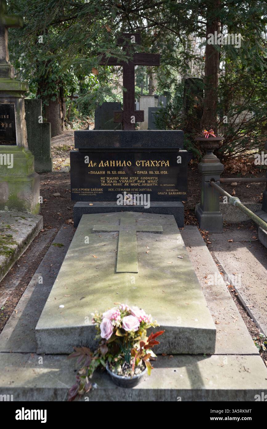 Tombe de Danylo Stachura (Данило Стахура), avocat ukrainien et homme politique actif en Autriche et en Tchécoslovaquie. Situé au cimetière de Olšany, Prague. Banque D'Images