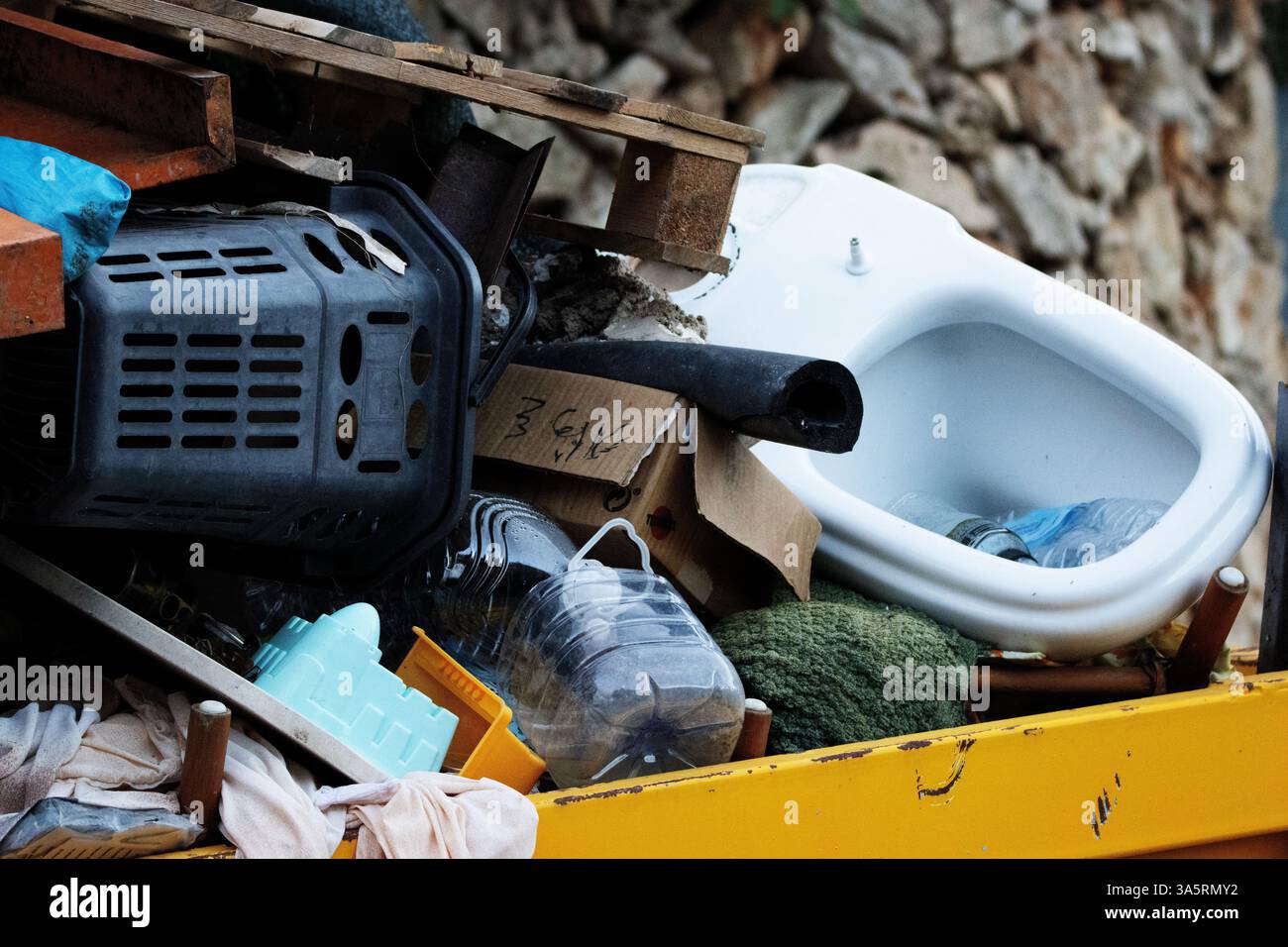 énorme tas de déchets de constructeurs après les rénovations déversées dans une benne Banque D'Images