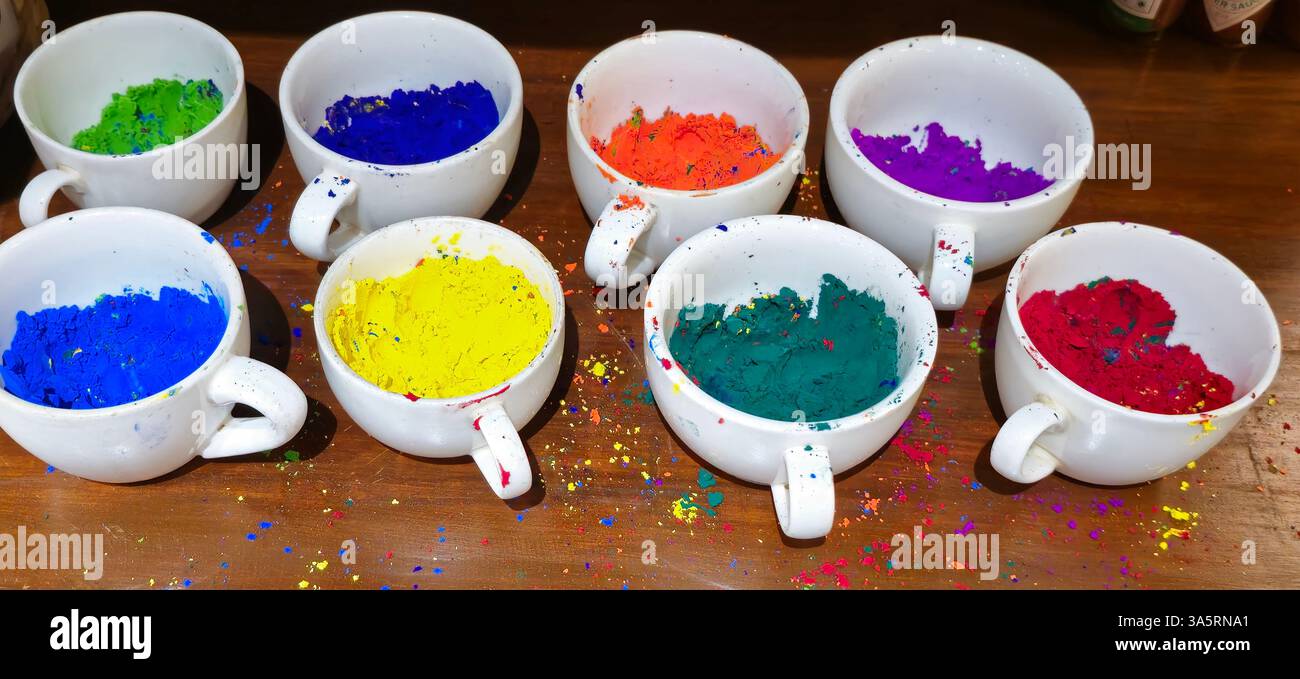 Tasses avec des couleurs. Festival Holi à Katmandou, Népal. Banque D'Images