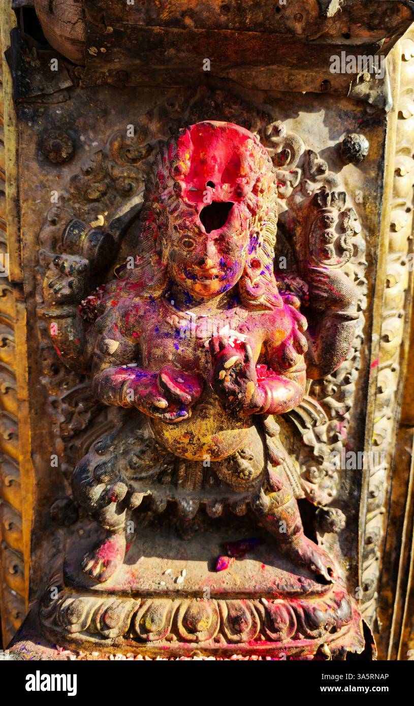 Un vieux relief recouvert de couleurs du festival Holi à Bhaktapur, au Népal. - Image de stock capturée avec un smartphone