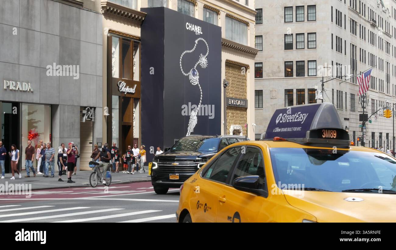 New York City, États-Unis - 13 septembre 2023 : Manhattan Midtown Street, Fifth 5 avenue. Trafic routier urbain américain. Taxi jaune aux Etats-Unis. Les gens. Boutiques de mode pour le shopping. Chanel, Prada. Banque D'Images