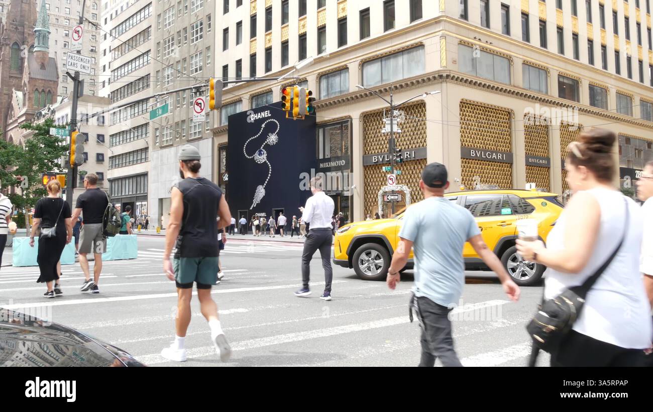 New York City, États-Unis - 11 septembre 2023 : Manhattan Midtown Street, Fifth 5 avenue. Circulation routière, carrefour. Taxi jaune aux Etats-Unis. Piétons de gens sur le passage de zèbre. Magasin. Banque D'Images