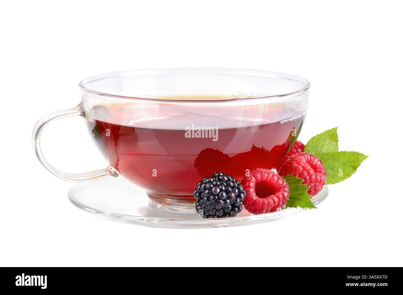 Thé en tasse avec des framboises et des mûres sur fond blanc Banque D'Images