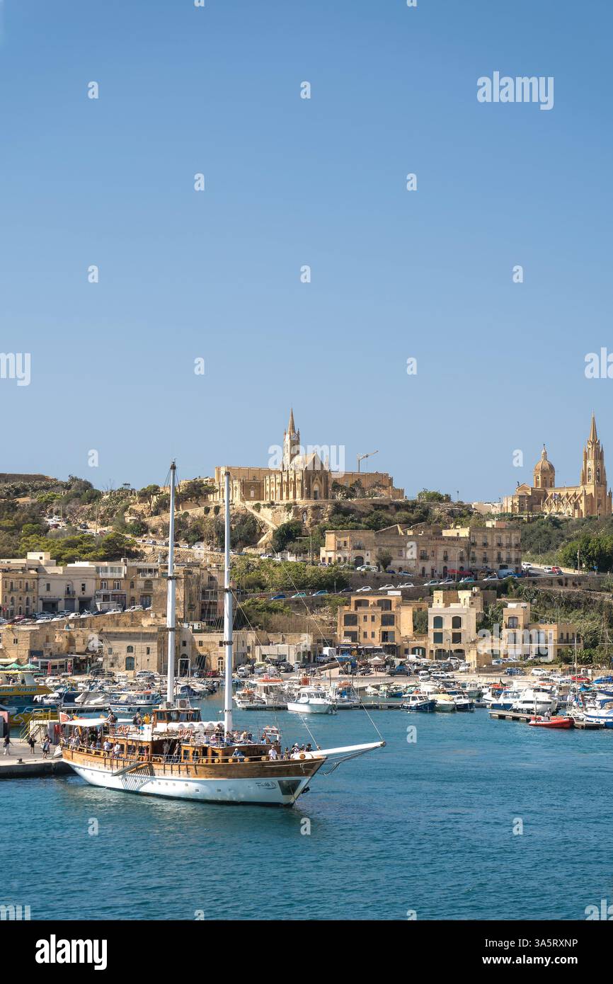 Mgarr Harbour avec les églises au sommet des collines et la ville de Gozo - Malte. Banque D'Images