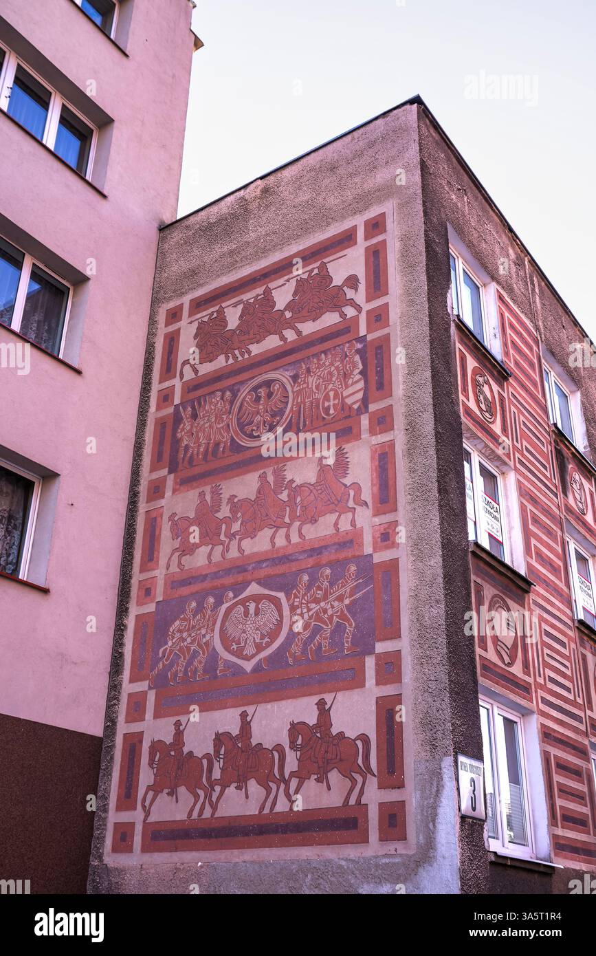 Bâtiment résidentiel coloré orné de décorations en sgraffito – Bialystok, Pologne. Banque D'Images