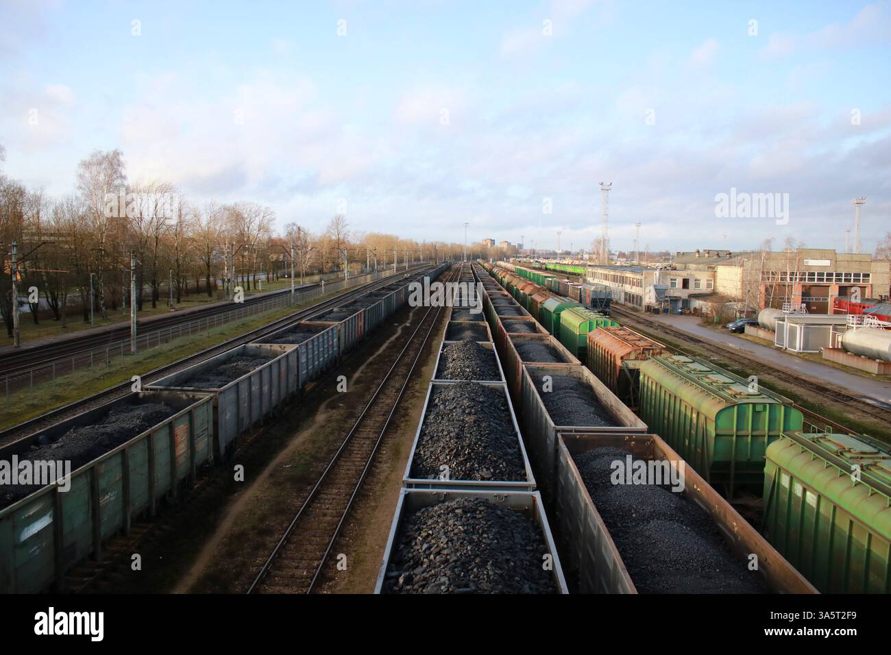 Gare ferroviaire et wagons de charbon Banque D'Images