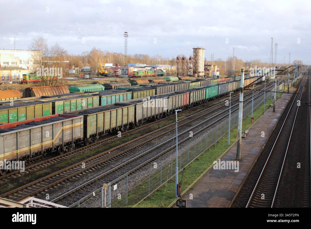 Gare ferroviaire et wagons de charbon Banque D'Images
