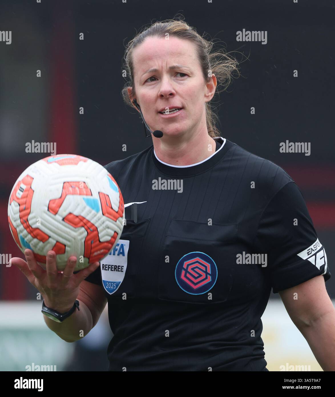 Londres, Royaume-Uni. 23 mars 2025. LONDRES, ANGLETERRE - arbitre Stacey Pearson pendant le match de football Barclays FA Women's Super League entre West Ham United Women et Tottenham Hotspur Women au Chigwell construction Stadium Victoria Road, Dagenham le 23 mars 2025 à Dagenham, Angleterre. Crédit : action Foto Sport/Alamy Live News Banque D'Images
