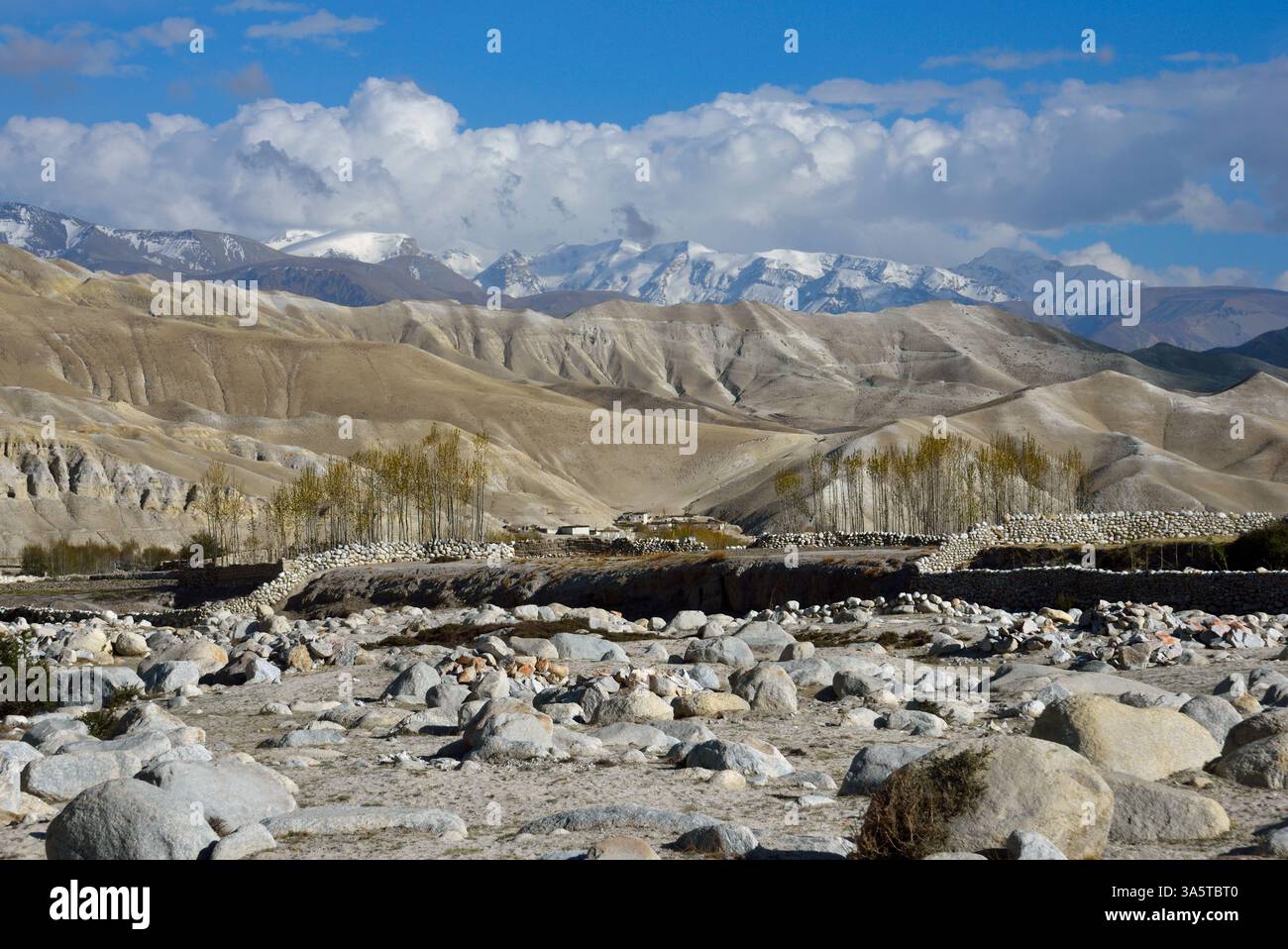 Vue majestueuse sur le paysage montagneux du Upper Mustang au Népal Banque D'Images