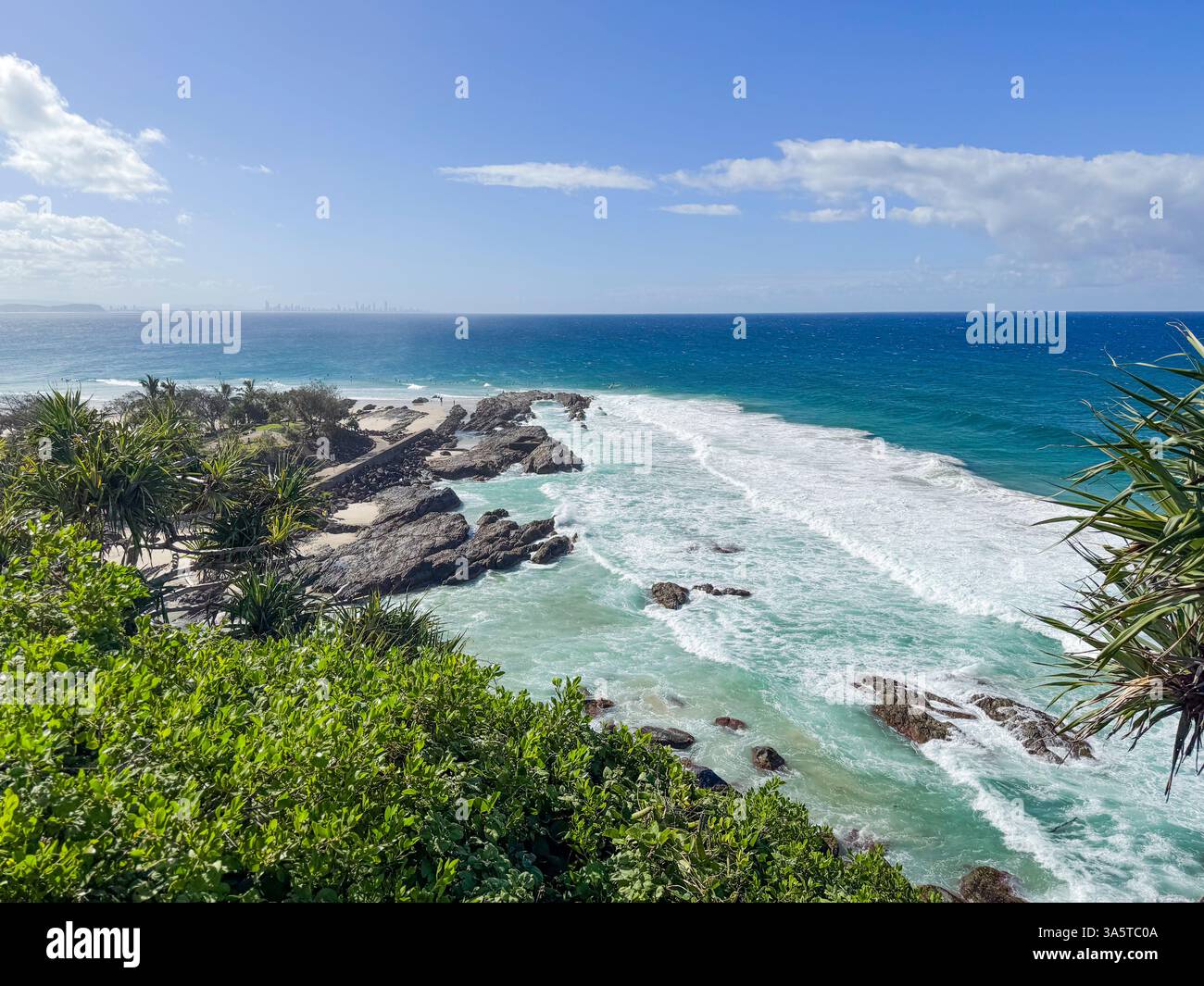 Plage avec des rochers et des vagues s'écrasant sur les rochers. Gold Coast, Queensland, Australie Banque D'Images