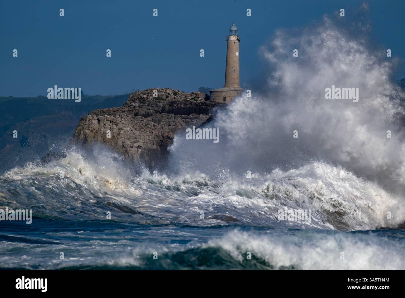 Grosses vagues éclaboussant dans le phare de Mouro à Santander, Cantabrie Banque D'Images
