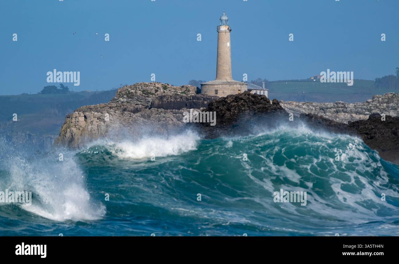 Grosses vagues éclaboussant dans le phare de Mouro à Santander, Cantabrie Banque D'Images