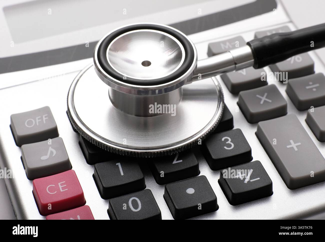 stéthoscope et calculatrice de médecin Banque D'Images