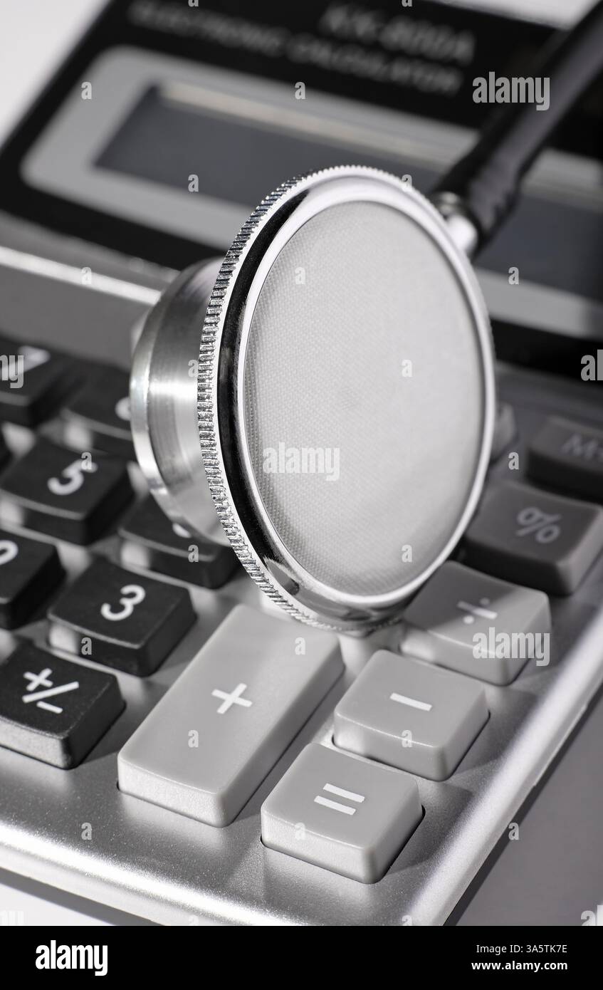 stéthoscope et calculatrice de médecin Banque D'Images