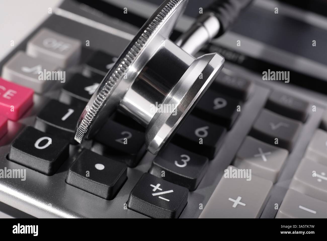 stéthoscope et calculatrice de médecin Banque D'Images