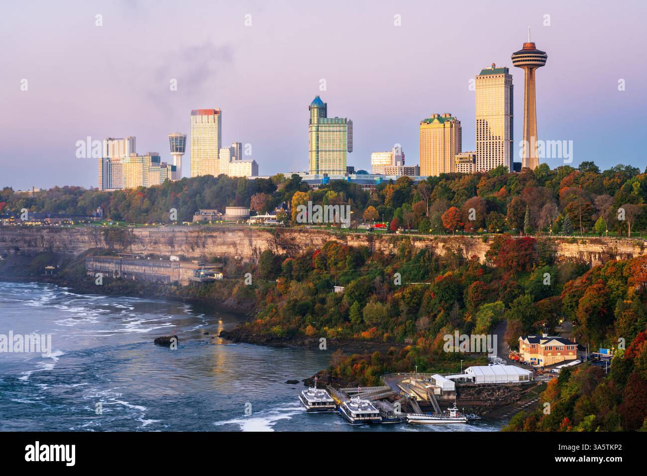 Niagara Falls, Ontario, Canada avec Horseshoe Falls à l'aube. Banque D'Images