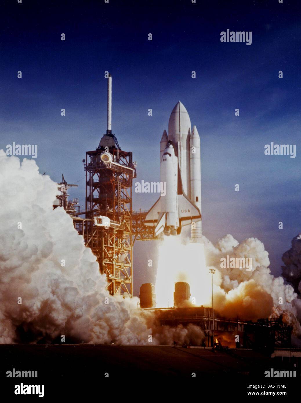 KENNEDY SPACE CENTER, FLORIDE, Etats-Unis - 12 avril 1981 - après six ans de silence, le tonnerre du vol spatial habité est entendu à nouveau comme le succès l Banque D'Images