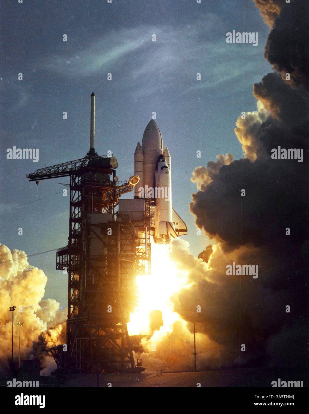 KENNEDY SPACE CENTER, FLORIDE, Etats-Unis - 12 avril 1981 - après six ans de silence, le tonnerre du vol spatial habité est entendu à nouveau comme le succès l Banque D'Images