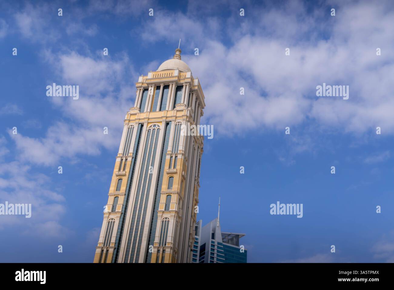 Belle vue sur le bâtiment de l'hôtel Narcissus, présentant un design moderne et élégant et une façade en verre frappante dans un cadre urbain. Banque D'Images