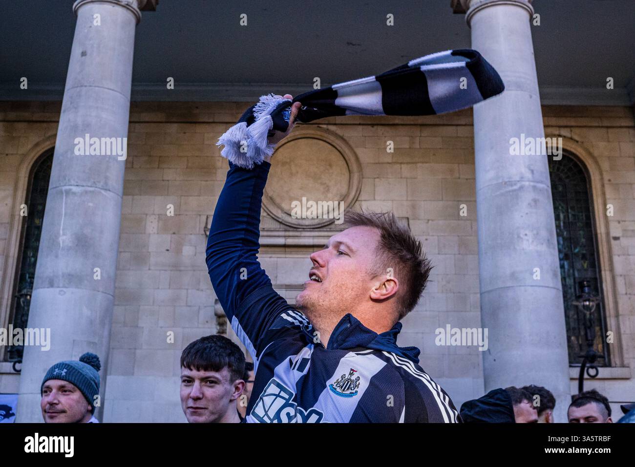 Un supporter balance son écharpe autour de sa tête. Dans l'après-midi du 15 mars, des dizaines de milliers de fans de Newcastle United se déplacent de la ville à Londres pour la finale de la Coupe de la Ligue de Carabao contre Liverpool le lendemain. Sans victoire de trophée national en 70 ans, la 'Toon Army' voyage de Newcastle avec excitation, espoir et pensées de victoire. Les fans de Newcastle se rassemblent à Covent Garden pour une fête la veille de la finale de la coupe, buvant, chantant et riant pour soutenir leur équipe de football bien-aimée. Banque D'Images