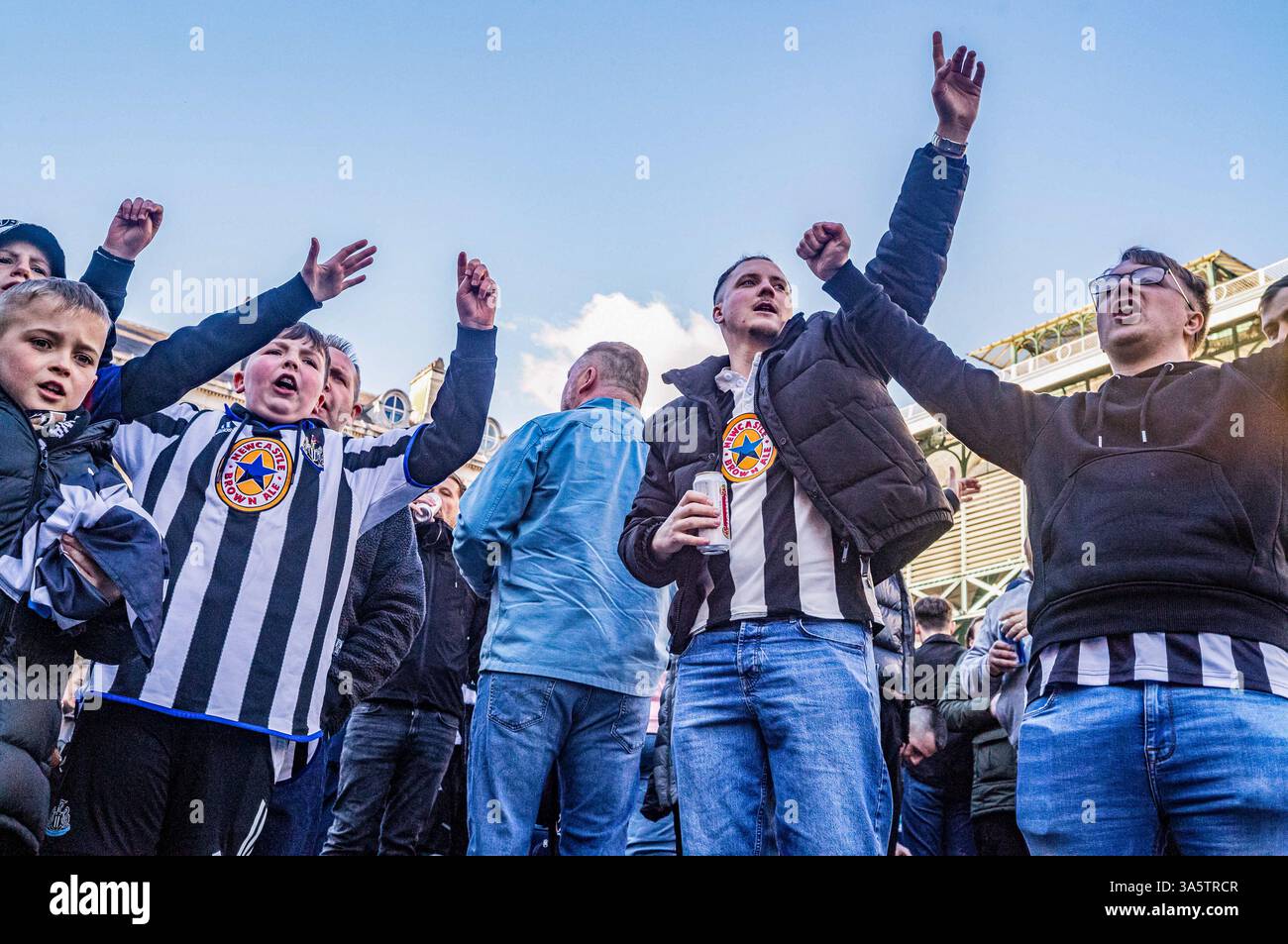 Les supporters de Newcastle United chantent des chansons en terrasse. Dans l'après-midi du 15 mars, des dizaines de milliers de fans de Newcastle United se déplacent de la ville à Londres pour la finale de la Coupe de la Ligue de Carabao contre Liverpool le lendemain. Sans victoire de trophée national en 70 ans, la 'Toon Army' voyage de Newcastle avec excitation, espoir et pensées de victoire. Les fans de Newcastle se rassemblent à Covent Garden pour une fête la veille de la finale de la coupe, buvant, chantant et riant pour soutenir leur équipe de football bien-aimée. Banque D'Images