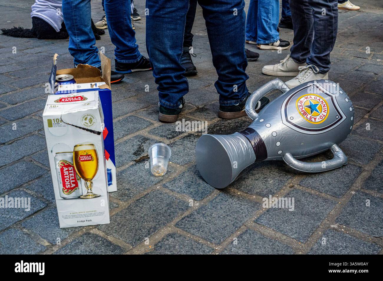 Un trophée gonflable se trouve à côté de caisses de bière, car les supporters se tiennent à proximité. Dans l'après-midi du 15 mars, des dizaines de milliers de fans de Newcastle United se déplacent de la ville à Londres pour la finale de la Coupe de la Ligue de Carabao contre Liverpool le lendemain. Sans victoire de trophée national en 70 ans, la 'Toon Army' voyage de Newcastle avec excitation, espoir et pensées de victoire. Les fans de Newcastle se rassemblent à Covent Garden pour une fête la veille de la finale de la coupe, buvant, chantant et riant pour soutenir leur équipe de football bien-aimée. (Photo de Neil Milton/SOPA images/SIPA USA) Banque D'Images
