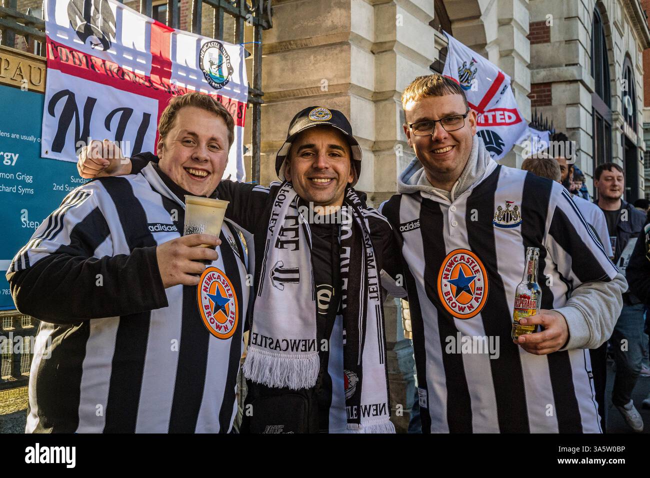 Les supporters se rassemblent et profitent du soleil et de leur bière. Dans l'après-midi du 15 mars, des dizaines de milliers de fans de Newcastle United se déplacent de la ville à Londres pour la finale de la Coupe de la Ligue de Carabao contre Liverpool le lendemain. Sans victoire de trophée national en 70 ans, la 'Toon Army' voyage de Newcastle avec excitation, espoir et pensées de victoire. Les fans de Newcastle se rassemblent à Covent Garden pour une fête la veille de la finale de la coupe, buvant, chantant et riant pour soutenir leur équipe de football bien-aimée. (Photo de Neil Milton/SOPA images/SIPA USA) Banque D'Images