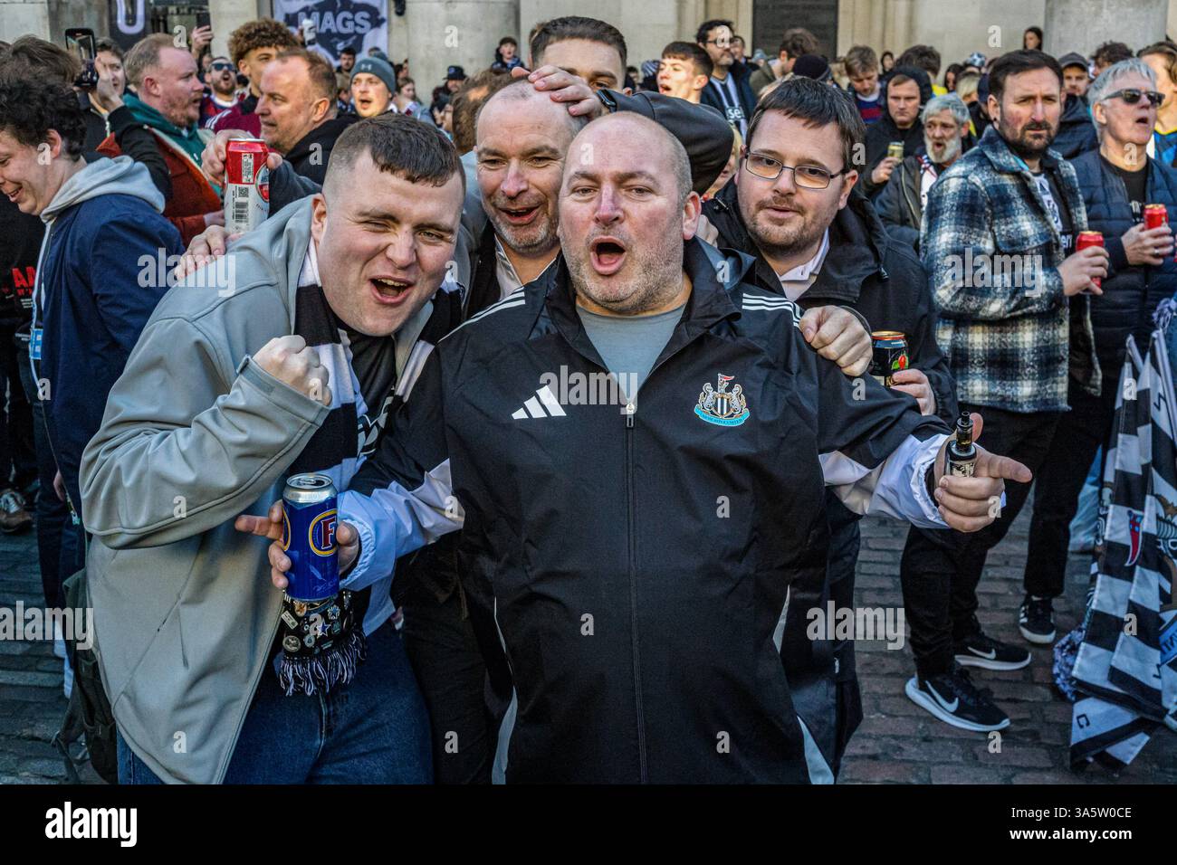 Les supporters se rassemblent et profitent du soleil et de leur bière. Dans l'après-midi du 15 mars, des dizaines de milliers de fans de Newcastle United se déplacent de la ville à Londres pour la finale de la Coupe de la Ligue de Carabao contre Liverpool le lendemain. Sans victoire de trophée national en 70 ans, la 'Toon Army' voyage de Newcastle avec excitation, espoir et pensées de victoire. Les fans de Newcastle se rassemblent à Covent Garden pour une fête la veille de la finale de la coupe, buvant, chantant et riant pour soutenir leur équipe de football bien-aimée. (Photo de Neil Milton/SOPA images/SIPA USA) Banque D'Images