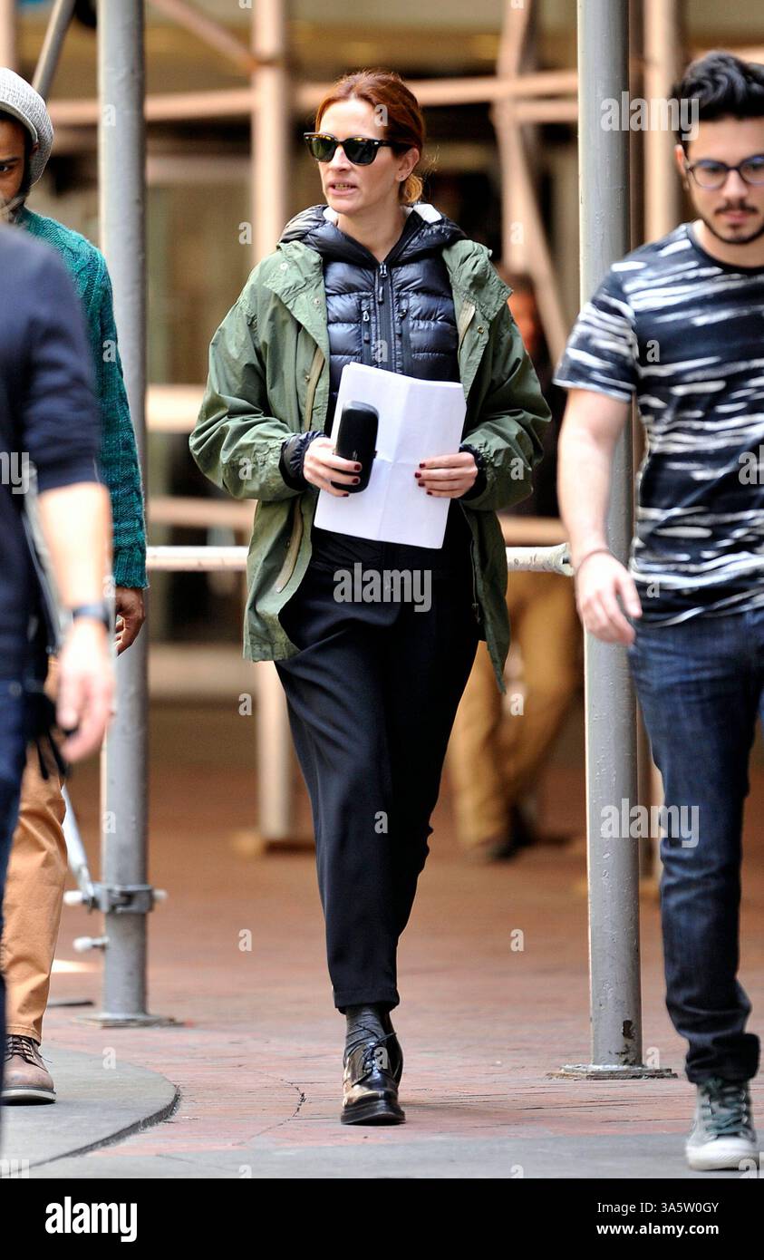 Julia Roberts sur le tournage de 'Money Monster' dans le quartier financier de Manhattan à New York - 18 avril 2015 BANG MEDIA INTERNATIONAL FAMOUS PICTURES 28 HOLMES ROAD LONDON NW5 3AB ROYAUME-UNI tel +44 (0) 20 7485 1005 e-mail pictures@famous.uk.com www.famous.uk.com FAM53920 Banque D'Images