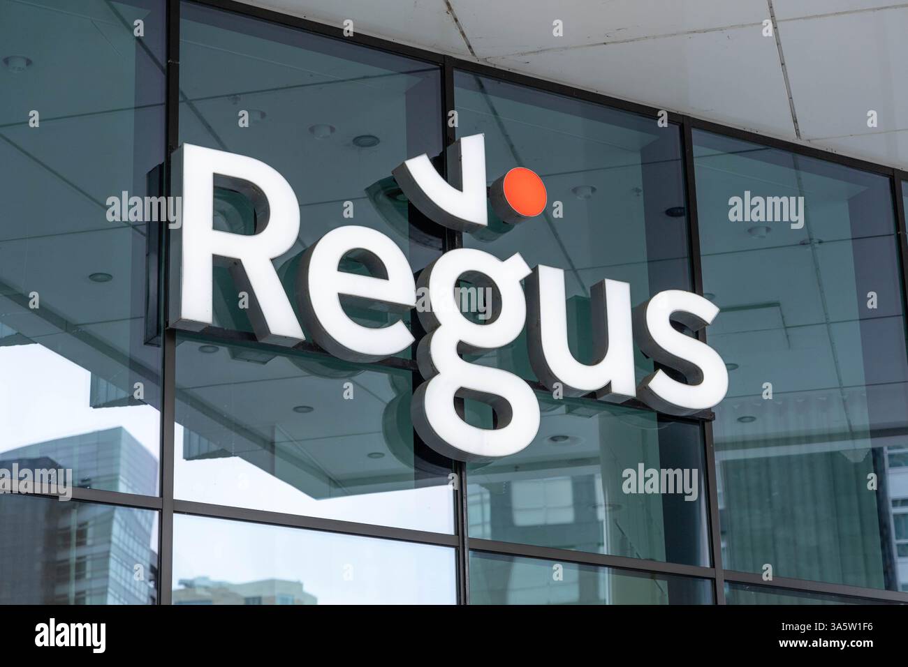 Logo Regus. Regus propose des espaces de travail modernes et flexibles à Amsterdam Banque D'Images