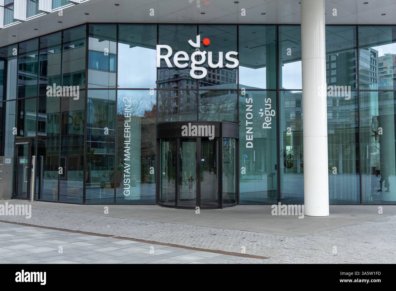 Entrée Regus avec logo au-dessus de la porte. Regus propose des espaces de travail modernes et flexibles à Amsterdam Banque D'Images