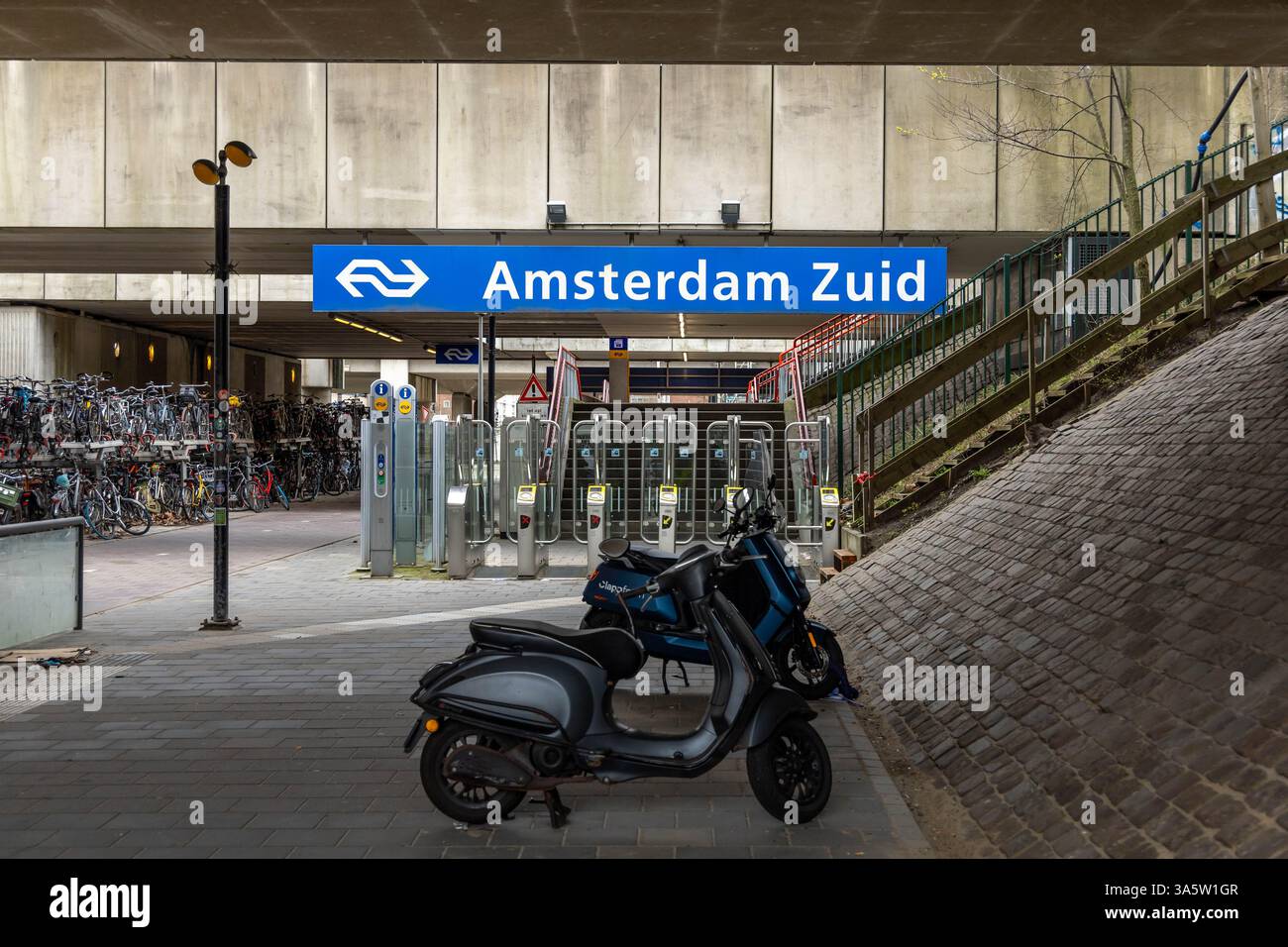 Gare Amsterdam sud L'entrée avec des portes aux plates-formes des trains sous un pont avec scooter et vélos en face. personne. Banque D'Images
