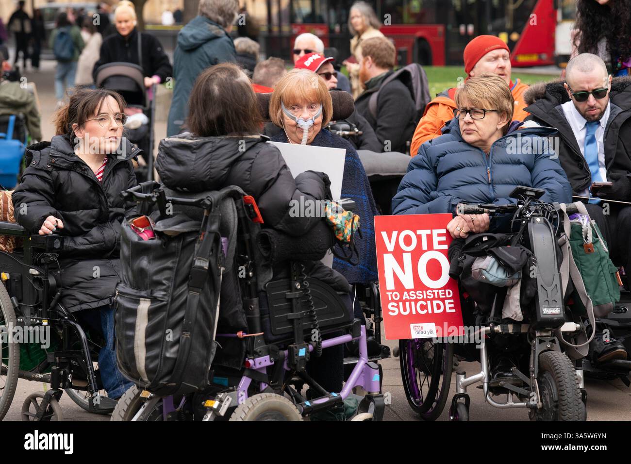 Des députés, des pairs et des militants pour les personnes handicapées se joignent à la baronne Campbell et à Dame Tanni Grey Thompson devant les chambres du Parlement, Westminster, pour insister sur le fait que les voix des personnes handicapées préoccupées par l'aide à mourir soient prises en considération. Le projet de loi sur les adultes en phase terminale (fin de vie) entre dans les dernières étapes de l'examen en comité, avant qu'il ne soit renvoyé à la Chambre des communes pour un autre vote de tous les députés, peut-être le mois prochain. Date de la photo : lundi 24 mars 2025. Banque D'Images